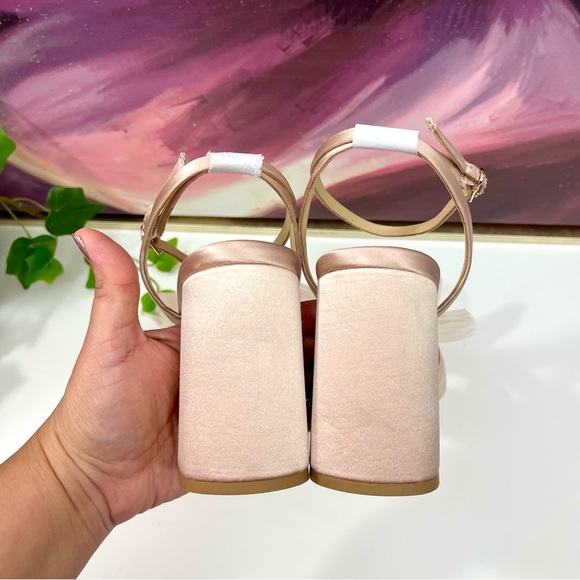 Badgley Mischka Collection Tess Ankle Strap
Sandal in Soft Blush Size 9 - Picture 8 of 12